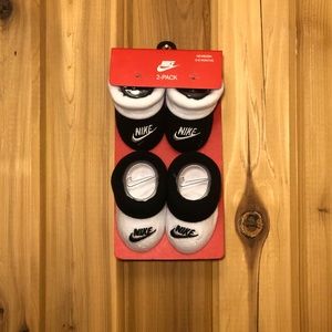 Nike 2-Pack of baby booties for newborns, 0-6 months